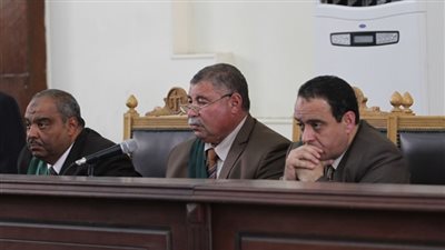 قاضي «فض رابعة» مداعبًا الدفاع: «هنخسر بعض علشان سنجة»