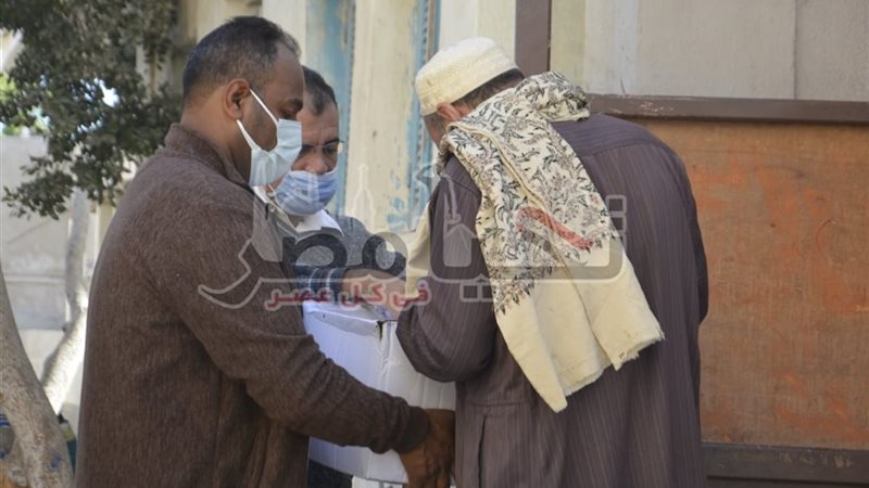 مواطن يستلم كرتونة
