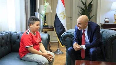 وزير التربية والتعليم يستقبل الطالب علي حمادة..ويوجه بإعفائه من المصروفات الدراسية 