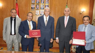 مجلس جامعة المنوفية يكرم الكليات الفائزة بالتميز البيئى