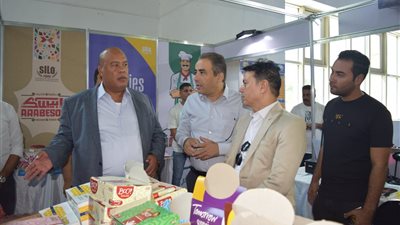 أيمن العشري في زيارة مفاجئة لمعرض أهلا مدارس يستطلع اراء المواطنين والعارضين