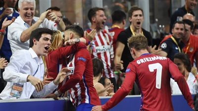 كاراسكو «يُقبل» صديقته بعد التعديل أمام الريال في نهائي أوروبا