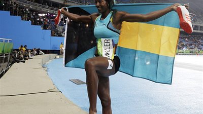 بالصور.. العداءة شوني ميلر تقتنص الذهبية الأولمبية بطريقة مبتكرة