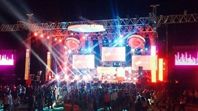 عمرو دياب يستعد لصعود مسرح حفله بالساحل الشمالى