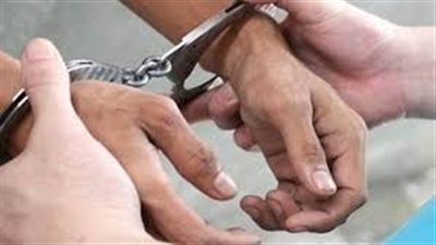 سقوط هارب بحيازته بندقية إلىة وطلقات في كوم أمبو