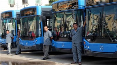 سائقو نقل عام يضربون عن العمل للمطالبة بتحسين الأجور