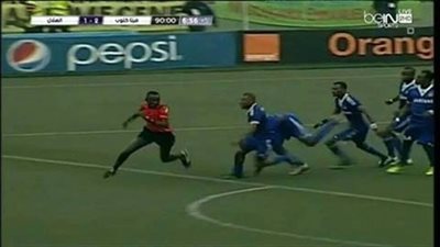 بالفيديو.. حكم لقاء الزمالك وصن داونز ينحاز لأصحاب الأرض ويتعرض للضرب في الكونغو