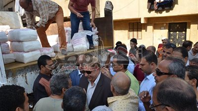 محافظ الاسماعيلية يتابع السيارات المتنقلة لبيع السكر الحر بسعر 6 جنيه للكيلو