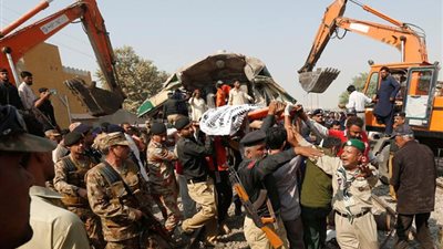 مقتل 20 شخصًا في تصادم قطارين بكراتشي الباكستانية