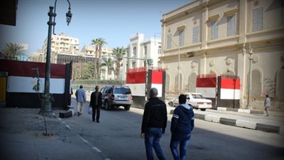 الأجهزة الأمنية تغلق إحدى البوابات الحديدية لميدان التحرير