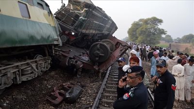 مصرع 6 أشخاص في حادث تصادم بين سيارة وقطار بباكستان