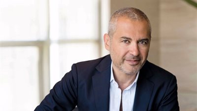 بالصور.. ايلي صعب يثير الجدل بتصميماته