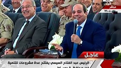 للمرة الثانية.. السيسي يحرج وزير الإسكان: بتقولي بجيب الفلوس منين ما تسكت