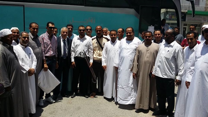 بالصور.."القوي العاملة" تودع 49 عاملا مصريا بقطر لأداء العمرة.. مجانا