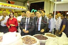 بالصور...محافظ بورسعيد يفتتح معرض "اهلا رمضان" للسلع الغذائية 