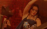 بالصور..رانيا يوسف تستفز الجمهور ببدلة رقص وألفاظ غير لائقة