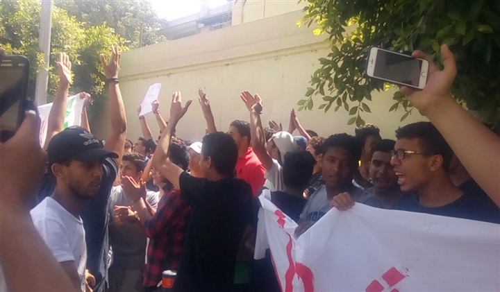 بالصور..طلاب الثانوية يتظاهرون أمام «التعليم»