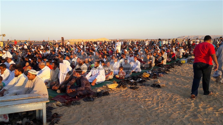 بالصور.. الآلاف من مواطنى الوادى يؤدون صلاة عيد بالصحراء