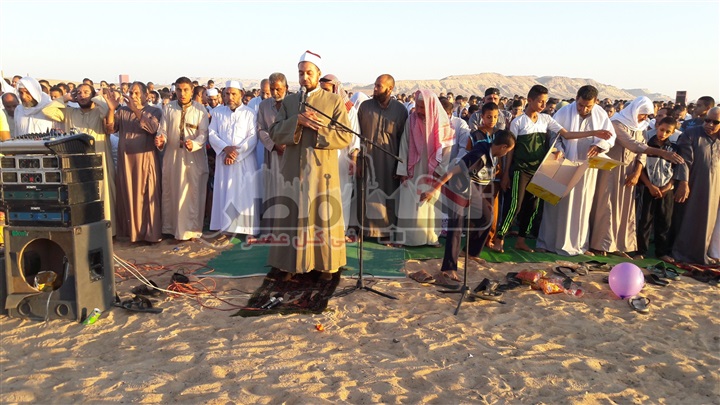 بالصور.. الآلاف من مواطنى الوادى يؤدون صلاة عيد بالصحراء