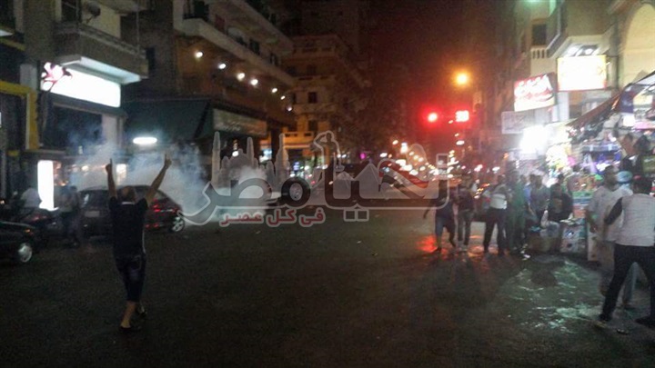 بالفيديو والصور.. الأمن يطلق القنابل المسيلة للدموع لتفريق مسيرة فى بورسعيد المنددة بحبس حسام حسن