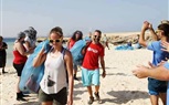 بالصور.. أجانب ينظفون شواطئ الغردقة من مخلفات المصطافين