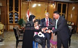 محافظ شمال سيناء ومدير عام الشباب والرياضة يكرم زوجة المرحوم البطل سيد المالكى 