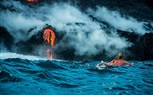 بالفيديو والصور.. مجنونة تسبح أسفل بركان ثائر بجزر هاواي