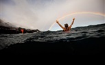 بالفيديو والصور.. مجنونة تسبح أسفل بركان ثائر بجزر هاواي