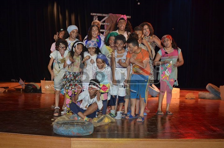 محافظ الاسماعيلية يشهد العرض المسرحى " خارج نطاق الخدمة " لفريق أطفال "بول بوليتا "
