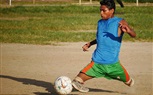 بالصور.. شاب بدون قدمين يلعب مباراة كرة قدم بمهارة