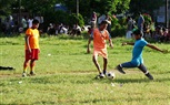 بالصور.. شاب بدون قدمين يلعب مباراة كرة قدم بمهارة