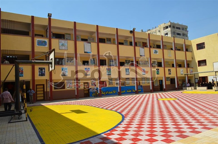 محافظ الإسماعيلية يطمئن على جاهزية المدارس لاستقبال العام الدراسى الجديد