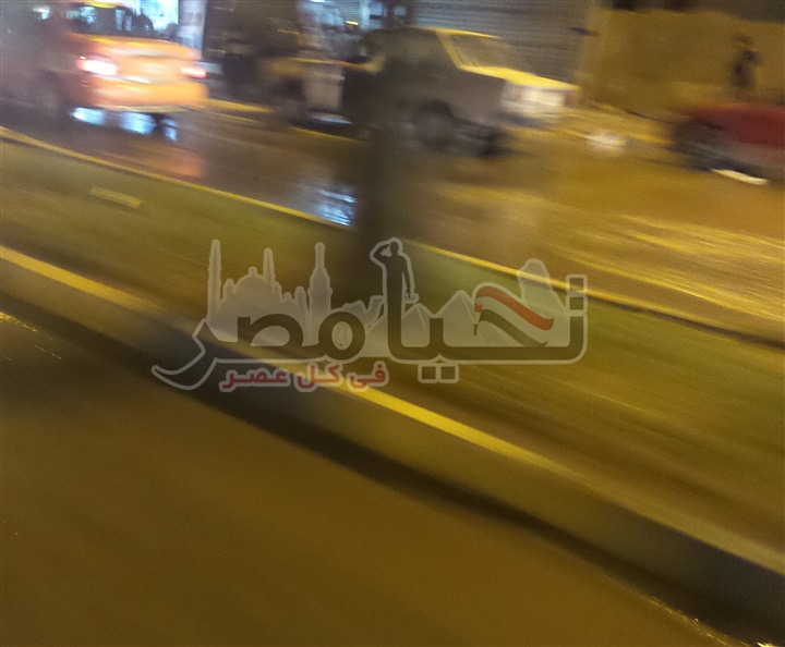 بالصور.. شلل مرورى بشارع شبين الكوم بالاسماعيلية بسبب انفجار ماسورة للمياه