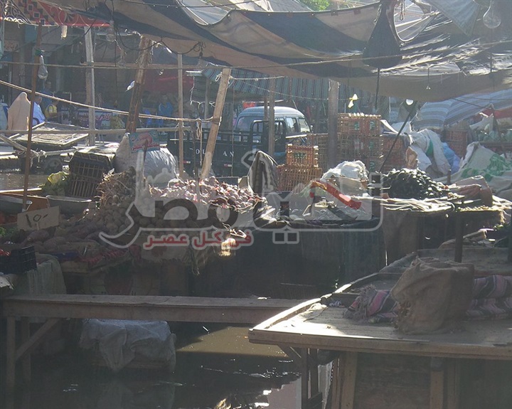 بالصور.. سوق الجمعة بالاسماعيلية يغرق فى مياه الصرف الصحى وسط حالة من الاستياء للمواطنين