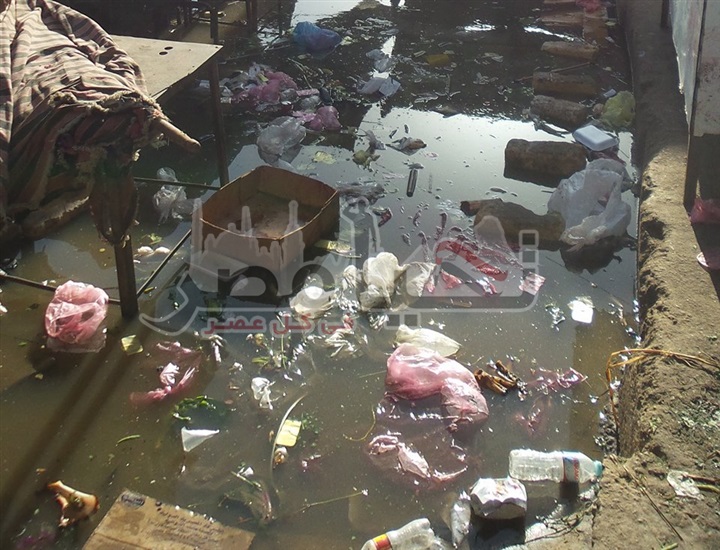 بالصور.. سوق الجمعة بالاسماعيلية يغرق فى مياه الصرف الصحى وسط حالة من الاستياء للمواطنين