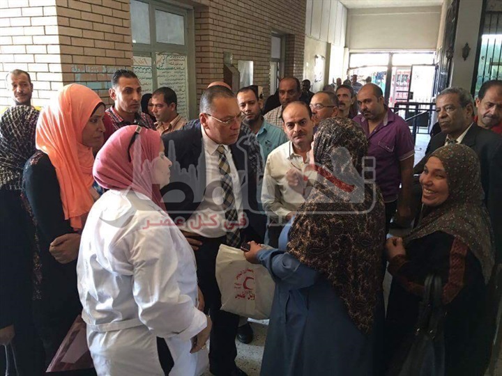 ممدوح غراب خلال جولته بمستشفى جامعة قناة السويس "كلنا فى خدمة المرضى وذويهم"