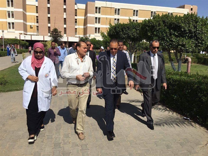 ممدوح غراب خلال جولته بمستشفى جامعة قناة السويس "كلنا فى خدمة المرضى وذويهم"