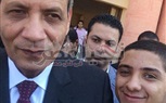 بالصور.. وزير التربية والتعليم يلتقط « سيلفي» مع طلاب مدرسة المتفوقين بالأقصر