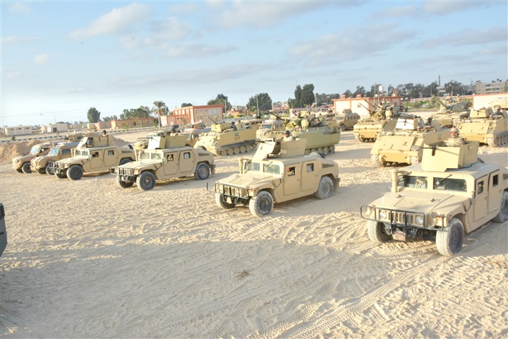 بالصور.. القوات المسلحة تبدأ حملة تمشيط ومداهمة موسعة بشمال ووسط سيناء