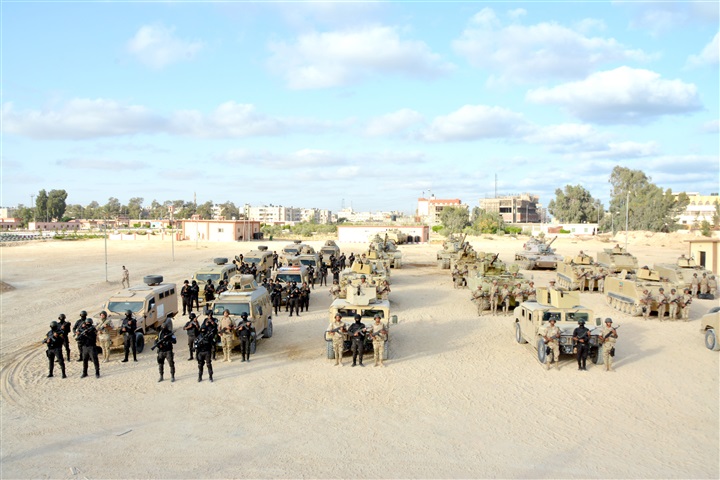 بالصور.. القوات المسلحة تبدأ حملة تمشيط ومداهمة موسعة بشمال ووسط سيناء