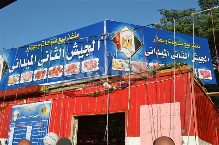 محافظ الاسماعيلية يفتتح أحد المنافذ الجديدة التابعة للقوات المسلحة لبيع السلع الغذائية بقرية "نفيشة"