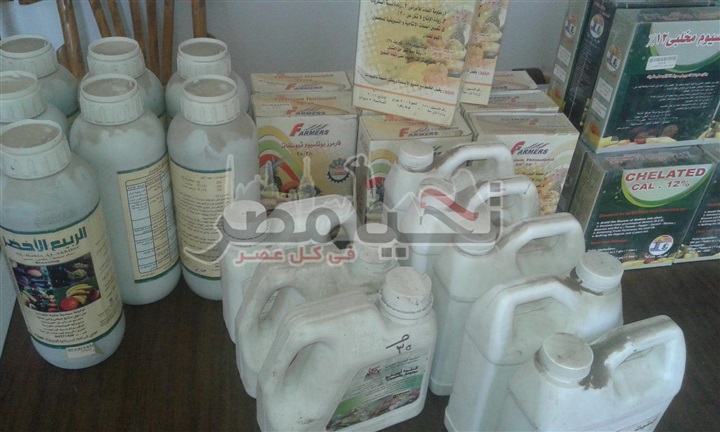بالصور.. ضبط 250 كيلو مبيدات ومخصبات زراعية منتهى الصلاحية بمدينة أبوصوير