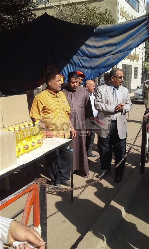 بالصور .. رئيس مدينة منوف يشرف علي توزيع زيت الطعام للاهالي