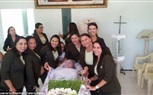 بالصور.. برازيلية تحقق حلمها وتتظاهر بالموت وتشهد مراسم جنازتها