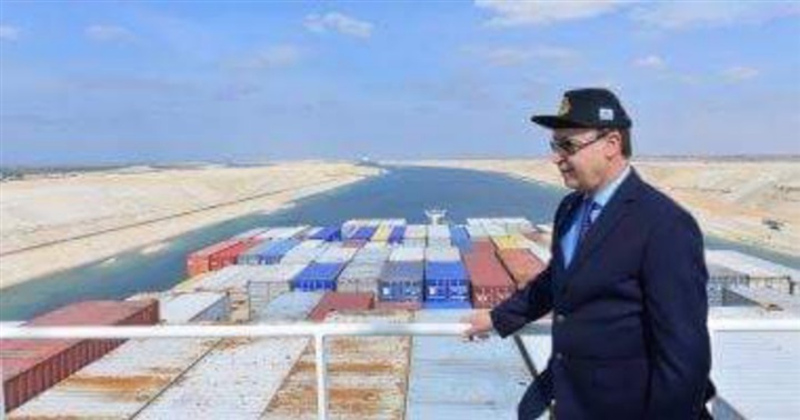 بالصور.. مميش يصعد على أحد السفن التجارية ليبعث رسالة طمأنة للعالم أن قناة السويس مؤمنة 