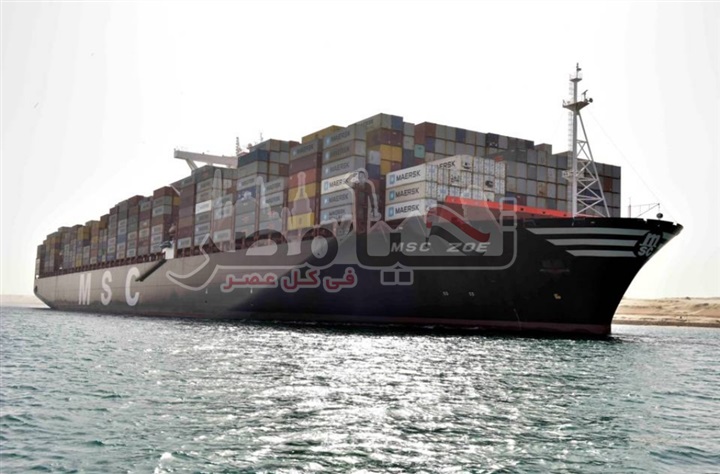 بالصور.. مميش يصعد على متن أكبر سفينة حاويات في العالم ويؤكد على قدرة القناة لاستقبال السفن العملاقة