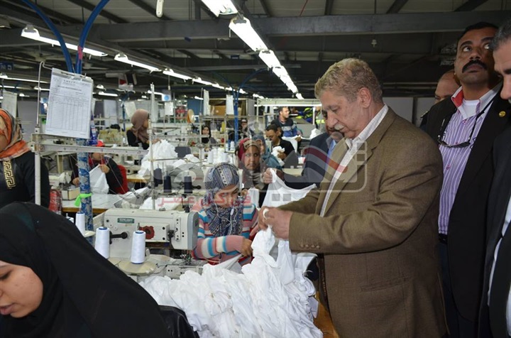 محافظ الاسماعيلية يتفقد أحد مصانع الملابس الجاهزة بالمنطقة الحرة