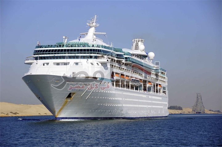 بالصور.. قناة السويس تشهد عبور واحدة من أكبر السفن السياحية في العالم