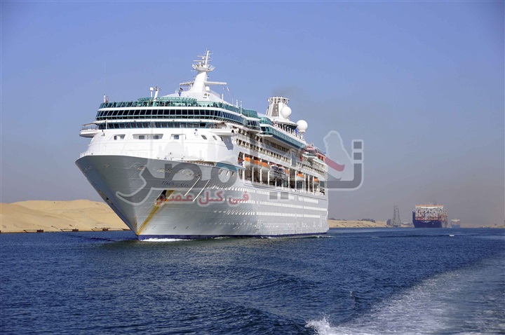 بالصور.. قناة السويس تشهد عبور واحدة من أكبر السفن السياحية في العالم