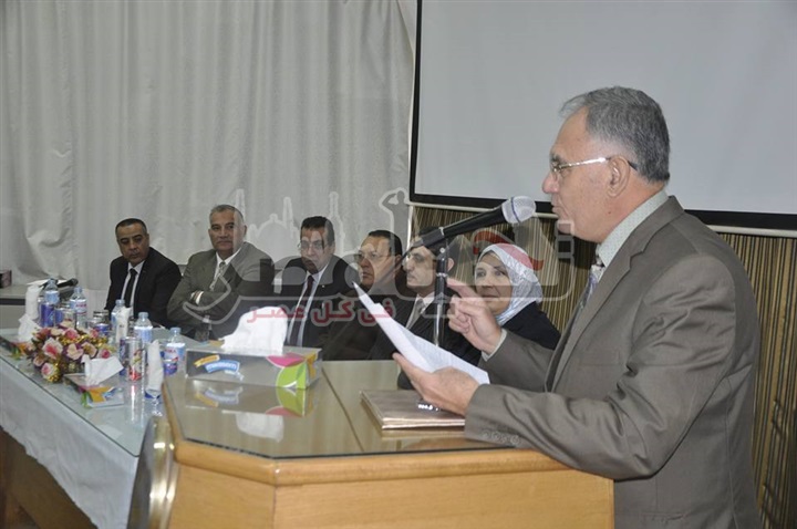 رئيس جامعة قناة السويس يشهد اللقاء الختامى للدراسة بكلية اﻷلسن 